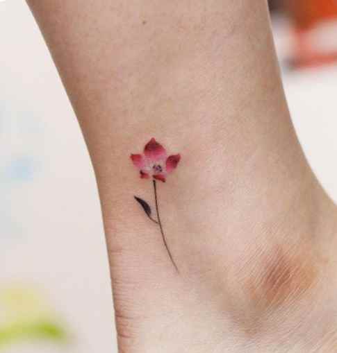 Cute flower tattoo on her leg