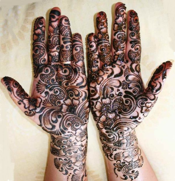 Men tattoo henna on the palms