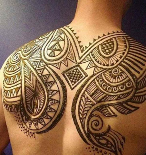 Men's tattoo with henna on the shoulder blades