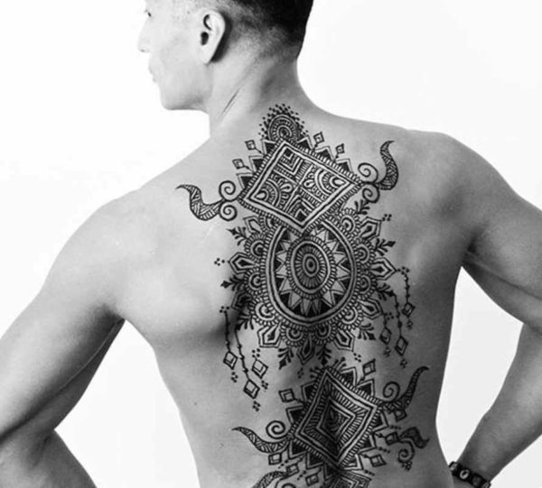 Men's tattoo with henna on the back