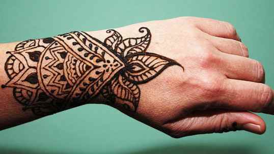 Tattoo henna on the hand